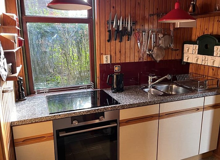 Ferienhaus in Kamperland, Noord-Beveland, mit gruenem Garten und beruhigender Natur, perfekt zum Entspannen in Zeeland.