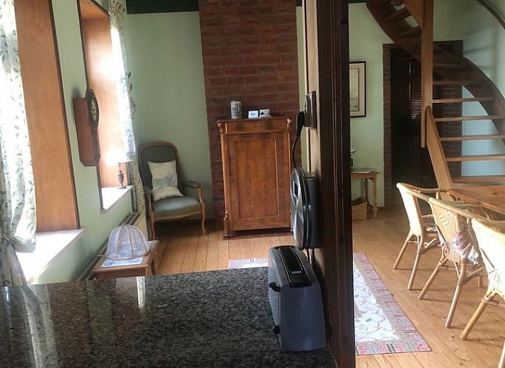 Ferienhaus in Kamperland, gelegen in der gruenen Landschaft von Noord-Beveland, Zeeland, mit einem sonnigen Garten und beruhigender Natur.