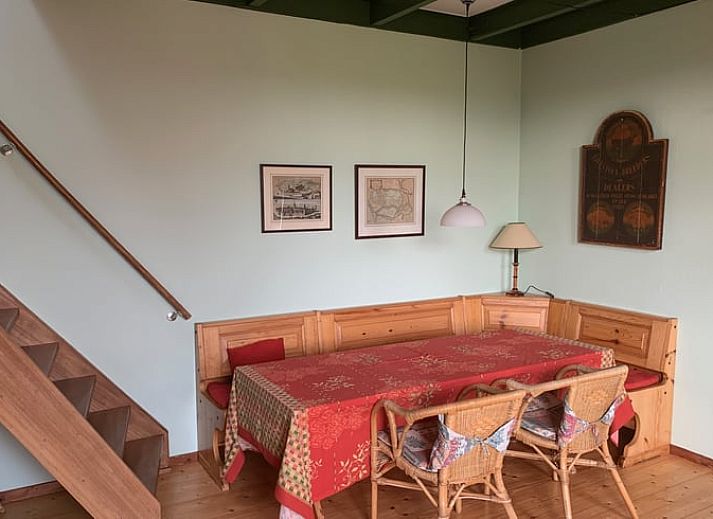 Ferienhaus in Kamperland, gelegen in der gruenen Landschaft von Noord-Beveland, Zeeland, mit einem sonnigen Garten und beruhigender Natur.