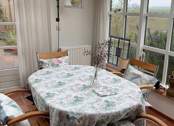 Ferienhaus in Kamperland, gelegen in der gruenen Landschaft von Noord-Beveland, Zeeland, mit einem sonnigen Garten und beruhigender Natur.