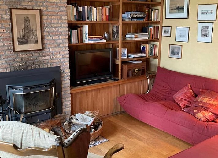 Ferienhaus in Kamperland, gelegen in der gruenen Landschaft von Noord-Beveland, Zeeland, mit einem sonnigen Garten und beruhigender Natur.