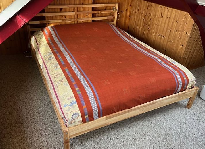 Blick auf weitlaeufige gruene Felder vom Ferienhaus in Kamperland, Noord-Beveland, Zeeland, ideal fuer Naturliebhaber.