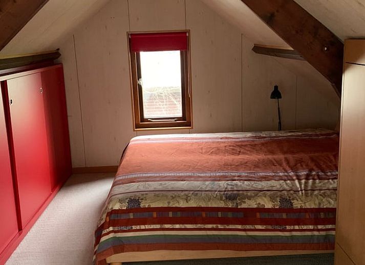 Blick auf weitlaeufige gruene Felder vom Ferienhaus in Kamperland, Noord-Beveland, Zeeland, ideal fuer Naturliebhaber.