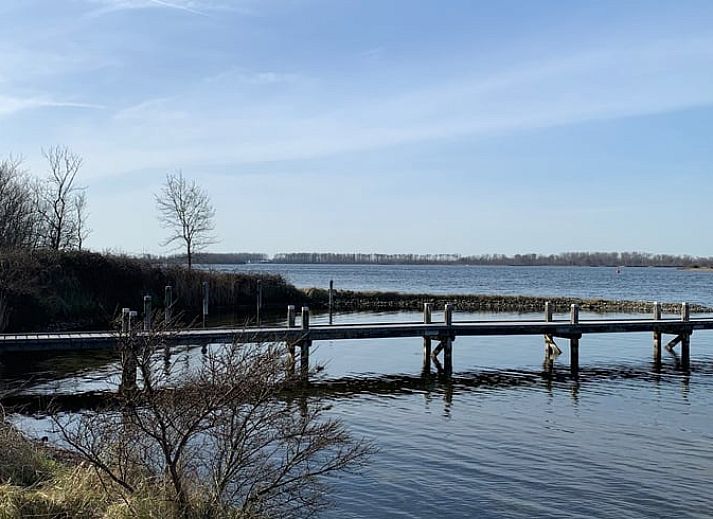 Geniessen Sie den ruhigen Sonnenuntergang im Ferienhaus in Kamperland, umgeben von der weitlaeufigen Natur in Noord-Beveland, Zeeland.