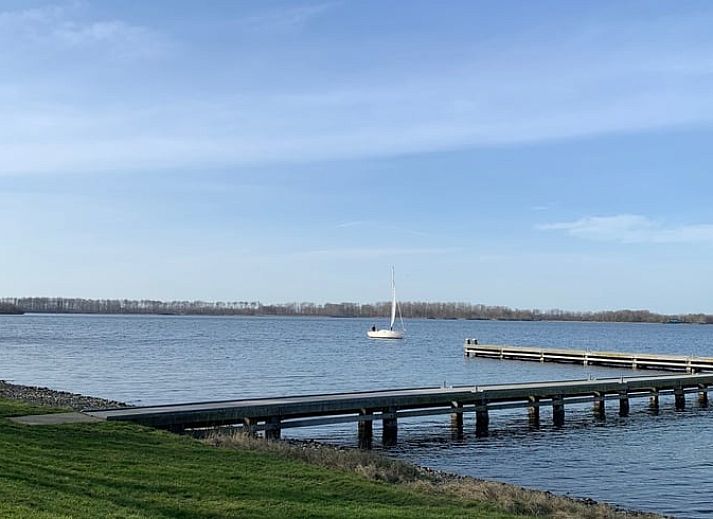 Geniessen Sie den ruhigen Sonnenuntergang im Ferienhaus in Kamperland, umgeben von der weitlaeufigen Natur in Noord-Beveland, Zeeland.