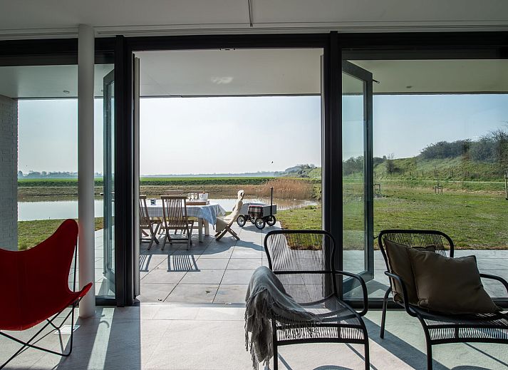 Modernes Wohnzimmer in Waterline 02 | De Groote Duynen, Kamperland, mit Blick auf die Natur.