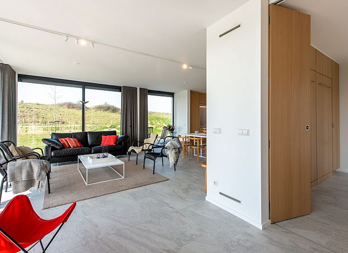 Modernes Wohnzimmer in Waterline 02 | De Groote Duynen, Kamperland, mit Blick auf die Natur.