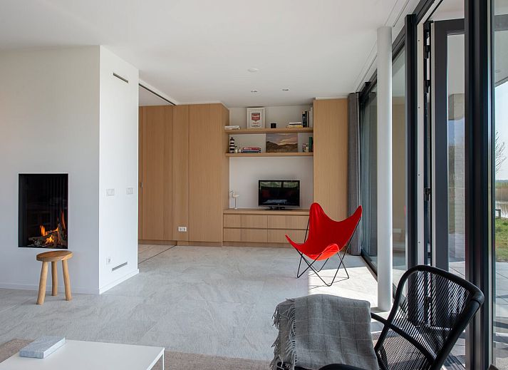 Modernes Wohnzimmer in Waterline 02 | De Groote Duynen, Kamperland, mit Blick auf die Natur.