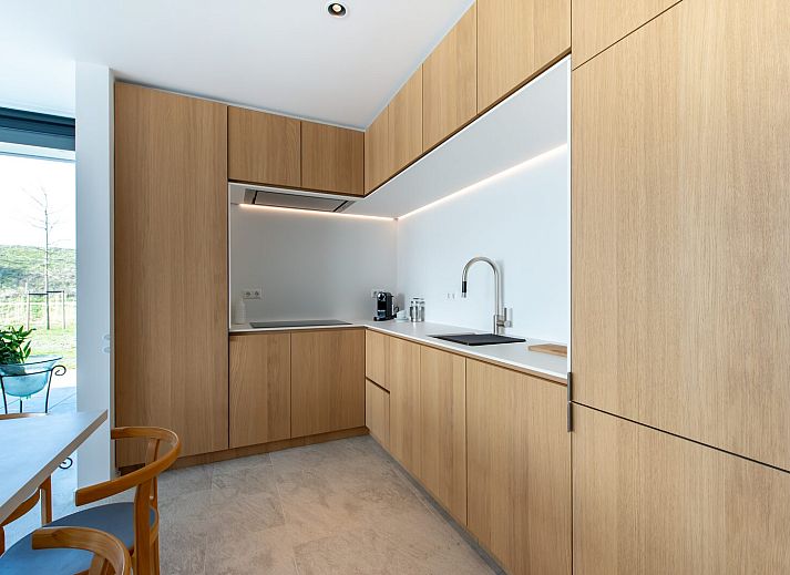 Geraeumige Terrasse von Waterline 02 | De Groote Duynen in Kamperland, mit Blick auf die Landschaft.