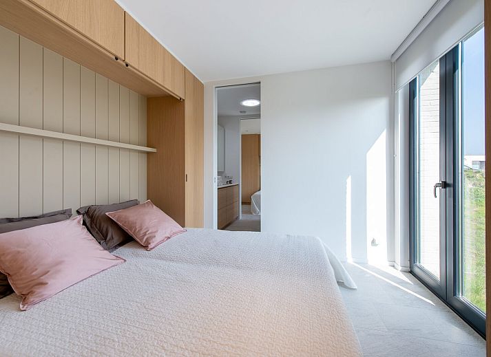 Geraeumige Terrasse von Waterline 02 | De Groote Duynen in Kamperland, mit Blick auf die Landschaft.