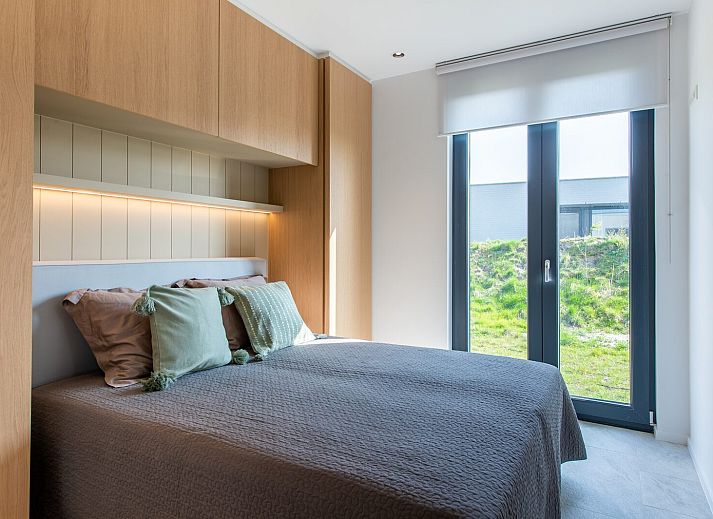 Geraeumige Terrasse von Waterline 02 | De Groote Duynen in Kamperland, mit Blick auf die Landschaft.