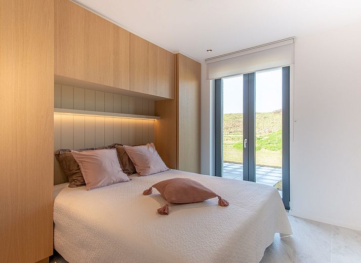 Geraeumige Terrasse von Waterline 02 | De Groote Duynen in Kamperland, mit Blick auf die Landschaft.