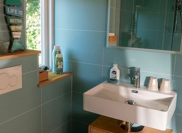 Ontspan op de veranda van Vakantiehuis in Kortgene, omringd door groene natuur in Noord-Beveland, Zeeland.