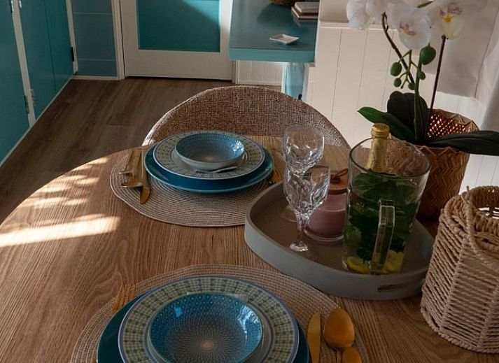 Ontspan op de veranda van Vakantiehuis in Kortgene, omringd door groene natuur in Noord-Beveland, Zeeland.