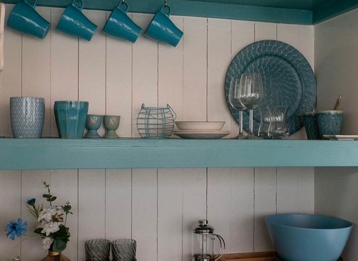 Ontspan op de veranda van Vakantiehuis in Kortgene, omringd door groene natuur in Noord-Beveland, Zeeland.