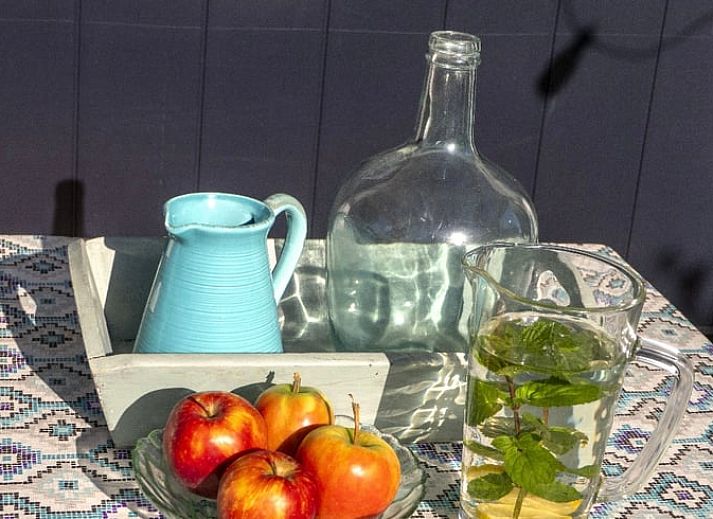 Gezellige binnenruimte van Vakantiehuis in Kortgene, Noord-Beveland, met een knusse eethoek voor een ontspannen verblijf in Zeeland.