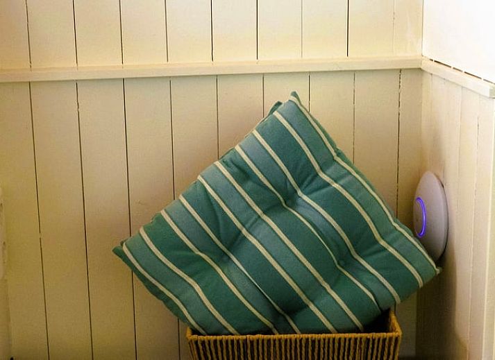 Gezellige binnenruimte van Vakantiehuis in Kortgene, Noord-Beveland, met een knusse eethoek voor een ontspannen verblijf in Zeeland.