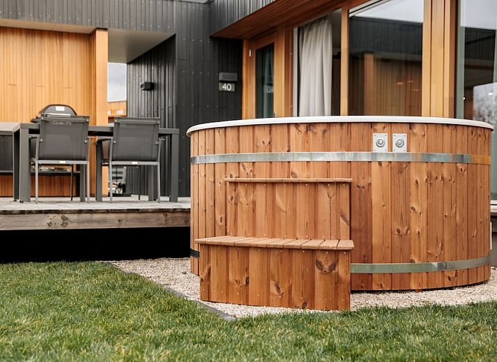 Wellness Lodge 4 in Scharendijke, ein modernes Ferienhaus mit Terrasse und Whirlpool, gelegen in der gruenen Landschaft von Schouwen-Duiveland, Zeeland.