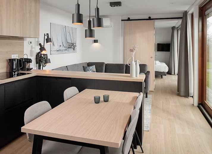 Geniessen Sie luxurioese Entspannung auf der Terrasse der Wellness Lodge 4 in Scharendijke, Schouwen-Duiveland, Zeeland. Perfektes Urlaubsdomizil.