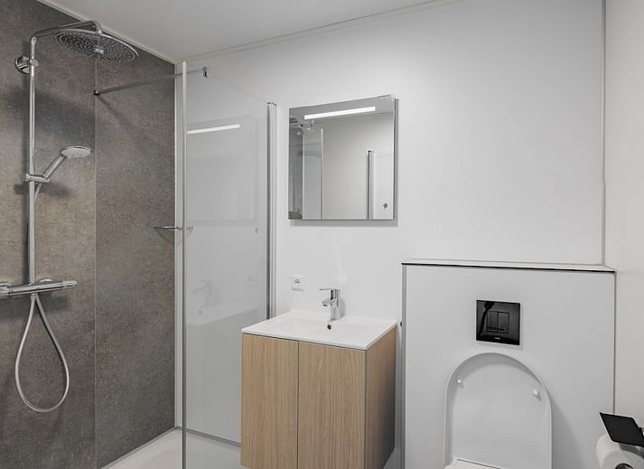 Entspannen Sie sich in der luxurioesen Sauna der Wellness Lodge 4, einem Ferienhaus in Scharendijke, Schouwen-Duiveland, ideal fuer einen Wellnessaufenthalt.