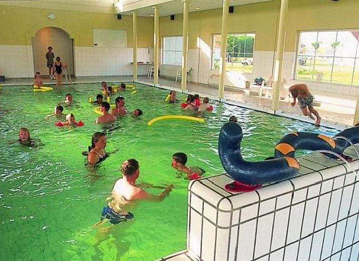 Gemuetliches Wohnzimmer von Strand 97 in Scharendijke, Schouwen-Duiveland, mit viel Licht und Blick auf die gruene Umgebung.
