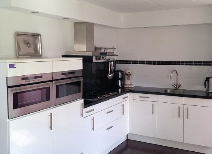 Grevelingenhof vacation home in Scharendijke with green garden and modern architecture, Schouwen-Duiveland, Zeeland.