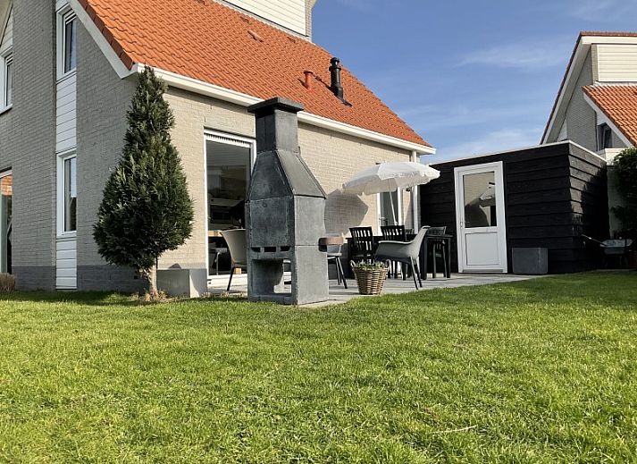 Modern kitchen in Grevelingenhof vacation home, Scharendijke, equipped with luxury appliances, Schouwen-Duiveland, Zeeland.