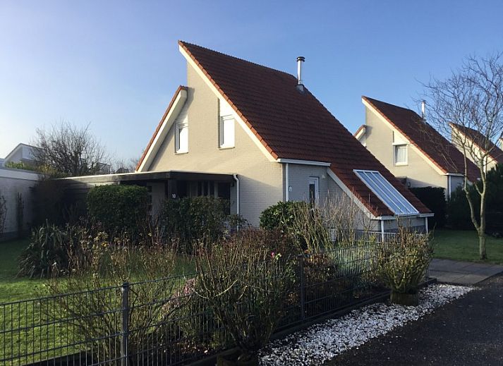 Modern kitchen in Grevelingenhof vacation home, Scharendijke, equipped with luxury appliances, Schouwen-Duiveland, Zeeland.