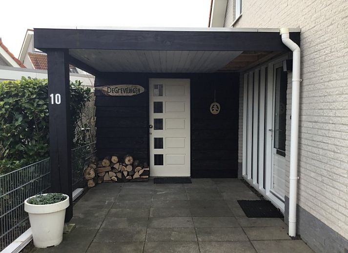 Stylish bathroom with bathtub in Grevelingenhof vacation home, Scharendijke, Schouwen-Duiveland, Zeeland.