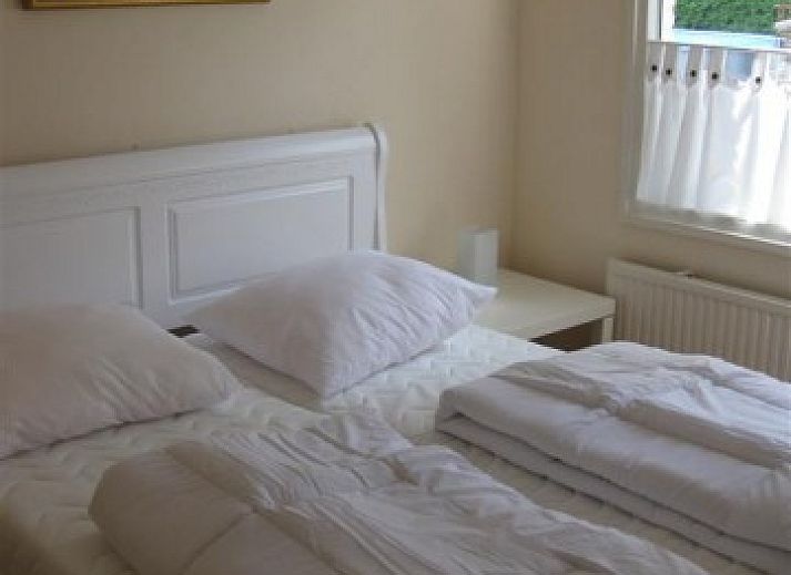 Cozy living room of vacation home Mi Casa in Burgh-Haamstede, Zeeland with comfortable sofas.