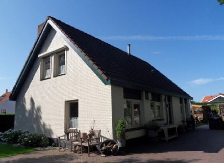 Spacious dining room in Mi Casa, Burgh-Haamstede, where guests can enjoy a meal in the vacation home.