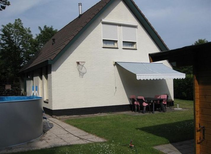Spacious dining room in Mi Casa, Burgh-Haamstede, where guests can enjoy a meal in the vacation home.