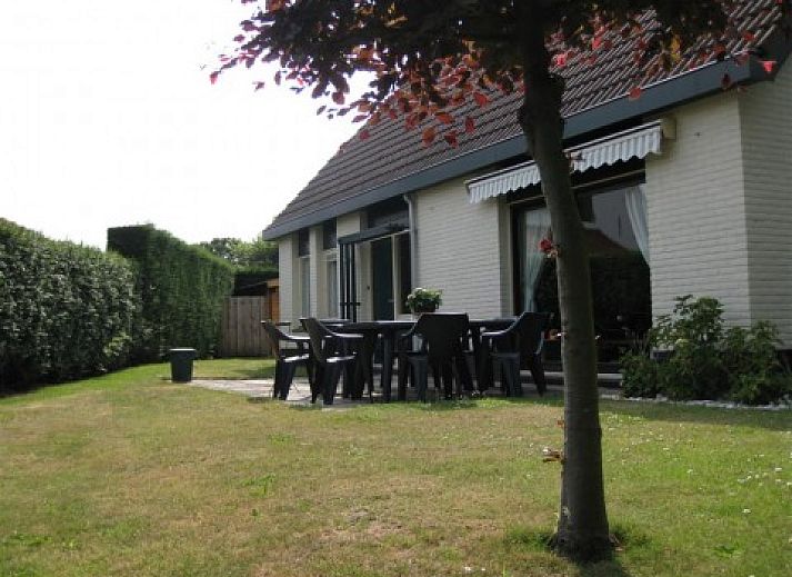 Spacious dining room in Mi Casa, Burgh-Haamstede, where guests can enjoy a meal in the vacation home.