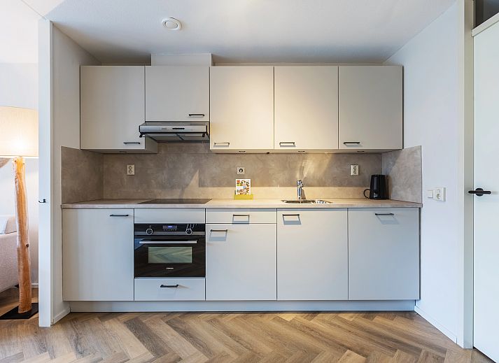 Moderne Kueche in Residence 't Hof van Haamstede, 4-Personen-Bauernhaus in Schouwen-Duiveland, Zeeland.