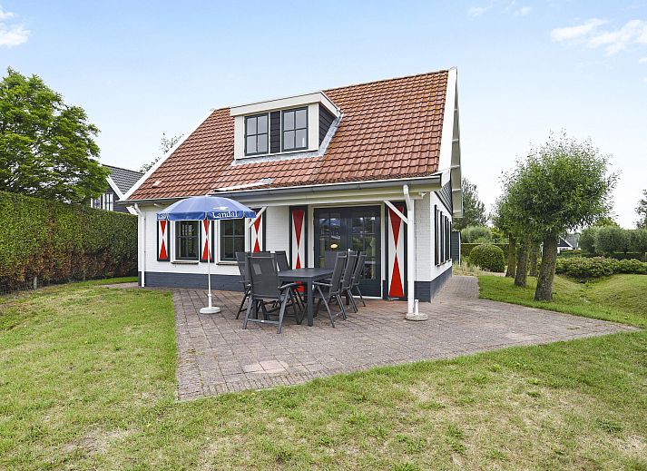 Duinpark 't Hof van Haamstede 8-persoons bungalow 8E1 met terras in Burgh-Haamstede, Zeeland.