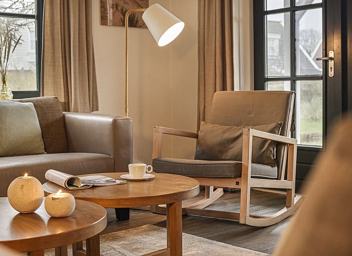 Sfeervolle leeshoek in Duinpark 't Hof van Haamstede 8-persoons bungalow, Burgh-Haamstede.