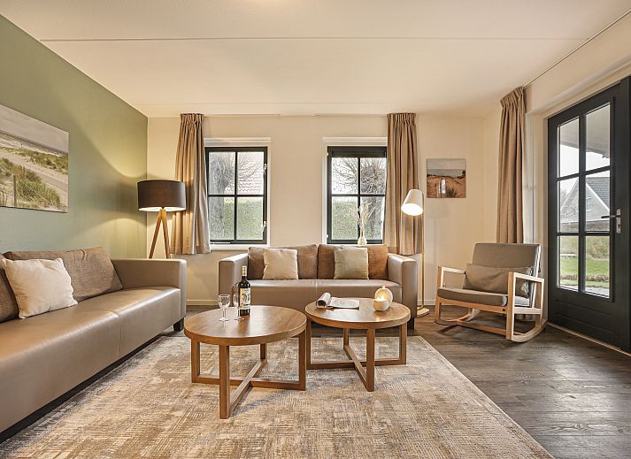 Sfeervolle leeshoek in Duinpark 't Hof van Haamstede 8-persoons bungalow, Burgh-Haamstede.