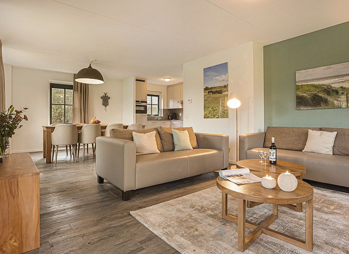 Sfeervolle leeshoek in Duinpark 't Hof van Haamstede 8-persoons bungalow, Burgh-Haamstede.