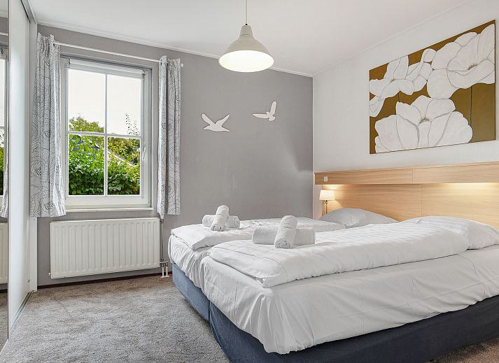 Modern living room with fireplace in Villapark Livingstone 4-person villa 4BE, Burgh-Haamstede, Zeeland.