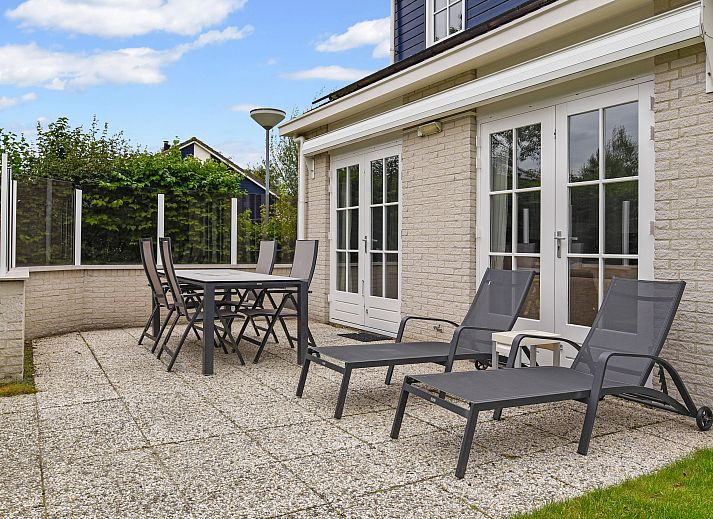 Dining area with garden view in Villapark Livingstone 4-person villa 4BE, Burgh-Haamstede, ideal for cozy meals.