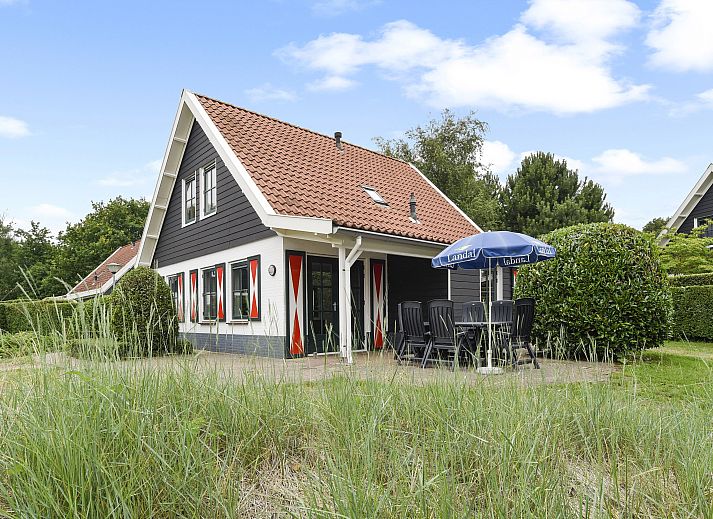 Duinpark 't Hof van Haamstede 8-Personen-Bungalow 8CE in Burgh-Haamstede mit schoener Terrasse und gruener Umgebung.