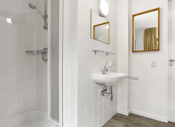 Duinpark 't Hof van Haamstede 8-Personen-Bungalow 8CE in Burgh-Haamstede mit schoener Terrasse und gruener Umgebung.