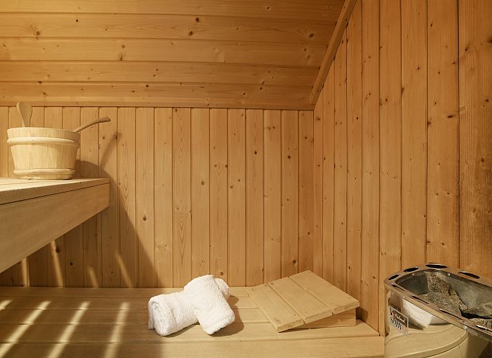 Gemuetliche Sitzecke im Duinpark 't Hof van Haamstede 8-Personen-Bungalow 8CE, Burgh-Haamstede, mit Blick auf den Garten.