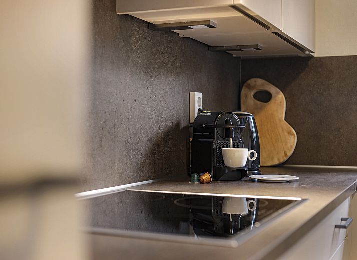 Stilvolles Interieur des 8-Personen-Bungalows 8CE von Duinpark 't Hof van Haamstede, ideal fuer Familienfeiern.