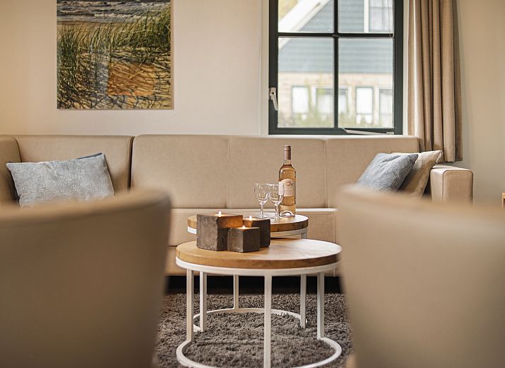 Stilvolles Interieur des 8-Personen-Bungalows 8CE von Duinpark 't Hof van Haamstede, ideal fuer Familienfeiern.