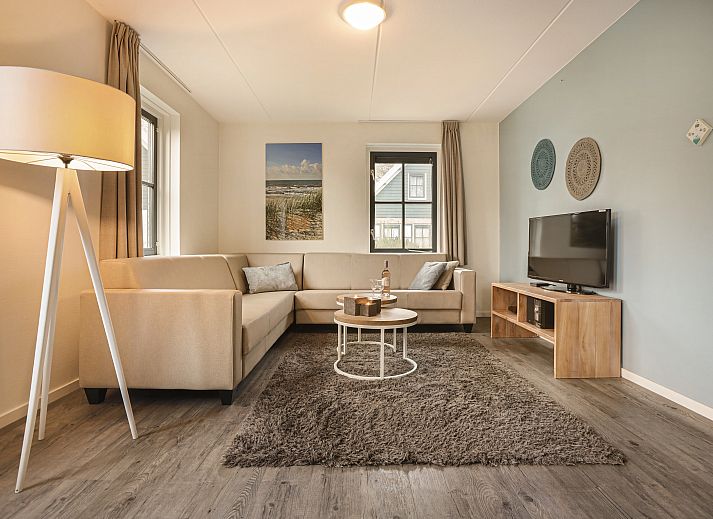 Stilvolles Interieur des 8-Personen-Bungalows 8CE von Duinpark 't Hof van Haamstede, ideal fuer Familienfeiern.