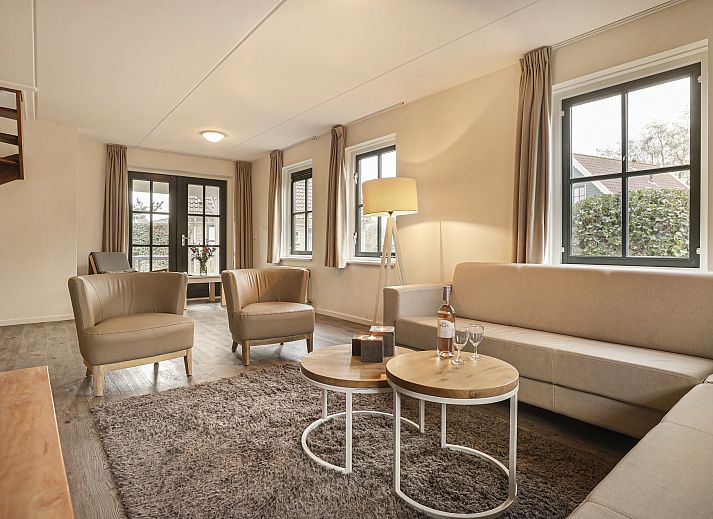 Stilvolles Interieur des 8-Personen-Bungalows 8CE von Duinpark 't Hof van Haamstede, ideal fuer Familienfeiern.