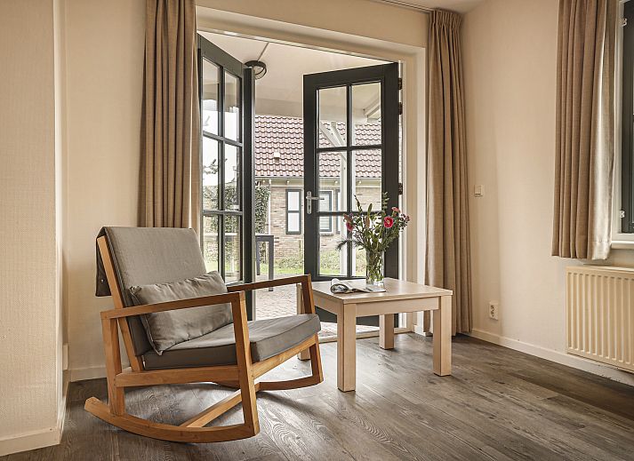 Stilvolles Interieur des 8-Personen-Bungalows 8CE von Duinpark 't Hof van Haamstede, ideal fuer Familienfeiern.