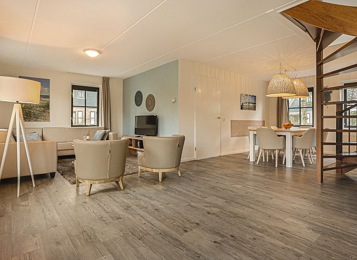 Gemuetliche Leseecke im Duinpark 't Hof van Haamstede 8-Personen-Bungalow 8CE, mit Zugang zur Terrasse.