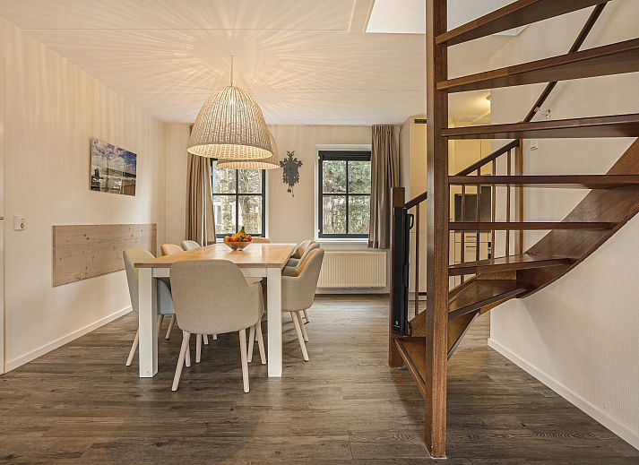 Gemuetliche Leseecke im Duinpark 't Hof van Haamstede 8-Personen-Bungalow 8CE, mit Zugang zur Terrasse.